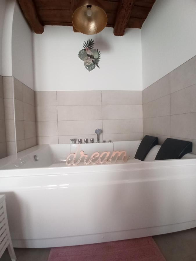 Dreams Con Jacuzzi Apartment